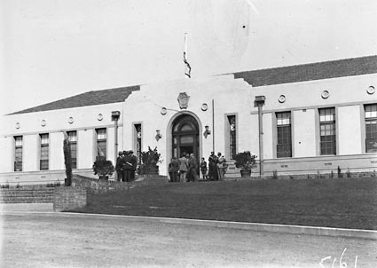 Empire Forestry Conference delegates outside the Australian Forestry School, Banks Street, Yarralumla