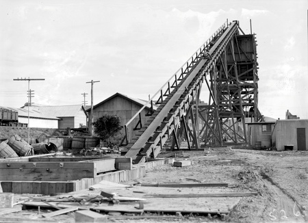 Conveyor belt to load the aggregate bin for bitumen hot mix plant