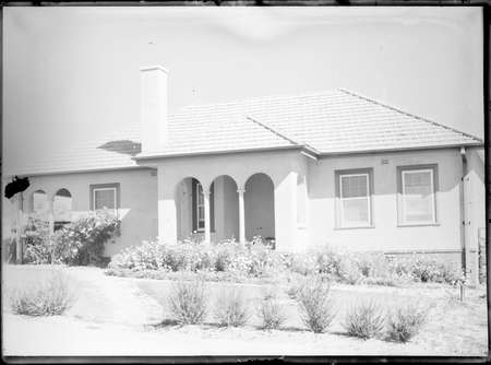 Oakley and Parkes cottage and gardens on National Circuit, Forrest.