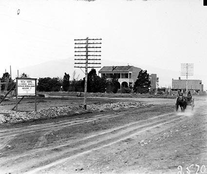 Intersection of Northborne Avenue and London Circuit looking east with part of the Sydney Building