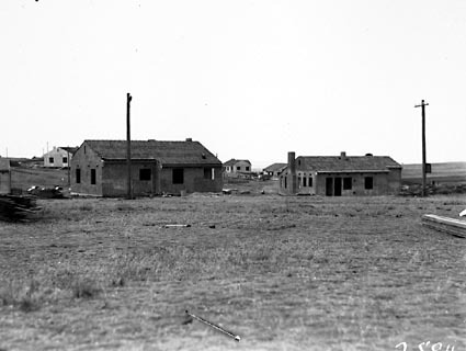 Cottages in Griffith looking towards Mt Mugga