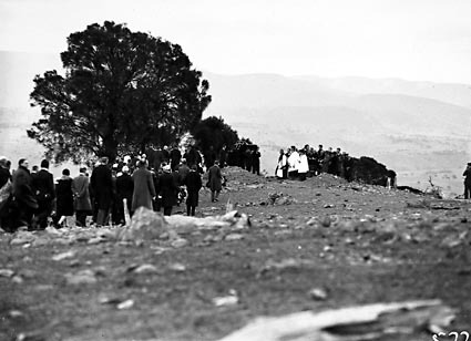 Funeral of Director of Commonwealth Solar Observatory, Dr. W G Duffield on Mt Stromlo.Graveside ceremony conducted by Dr. Radford