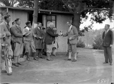 Right Honourable SM Bruce presenting the Prime Ministers Cup and group of golfers at the Royal Canberra Golf Club