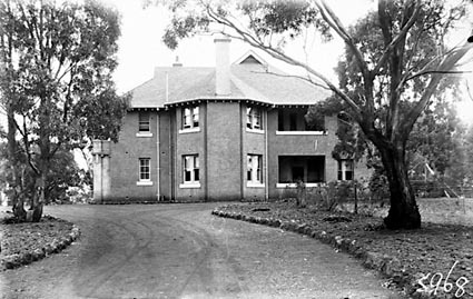 Canberra House and gardens, Acton