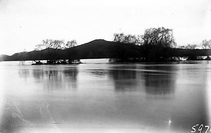 Floods on the Molonglo River with Mount Ainslie at the rear