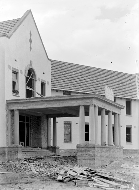 Main entrance of Hotel Ainslie