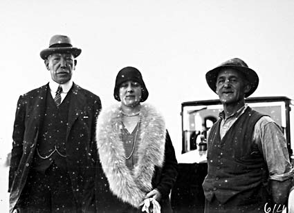 Lord and Lady Craigavon with workman