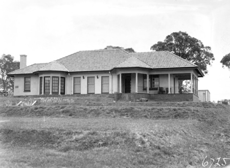 House in Tennyson Crescent, corner of Wilmot Crescent, Red Hill. Built by S. J. Ryan, Dentist of Queanbeyan.
