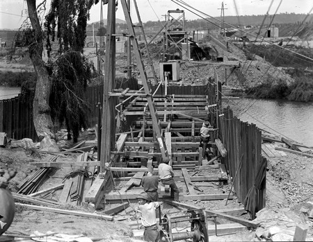 Sewerage tunnel workings near Commonwealth Avenue Bridge