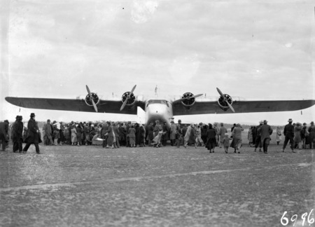 Visit of Imperial Airways Airliner ASTRAEA on a survey flight for proposed air mail service with spectators at Duntroon landing ground.