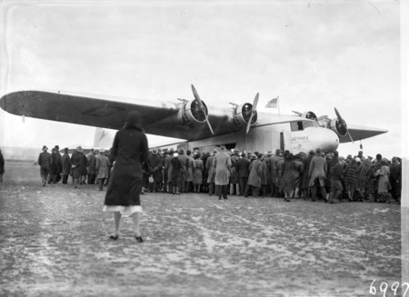 Visit of Imperial Airways Airliner ASTRAEA on a survey flight for proposed air mail service with spectators at Duntroon landing ground.