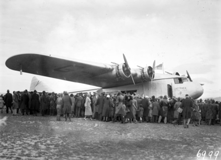 Visit of Imperial Airways Airliner ASTRAEA on a survey flight for proposed air mail service with spectators at Duntroon landing ground.