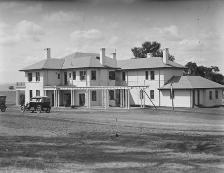 Prime Minister's Lodge with pergola, Adelaide Avenue, Deakin, from the west.