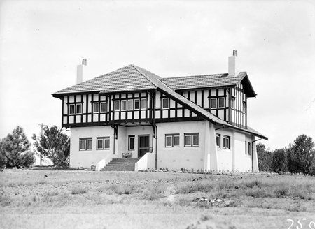 Westridge House, residence of Director of Australian Forestry School (Mr Lane Poole), Banks Street, Yarralumla.