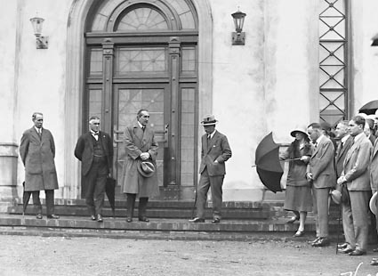 Opening of Church of England Mens Society -Prime Minister , Right Honourable SM Bruce, Sir George Pearce and Governor-General, Lord Stonehaven, at entrance  to  the Australian Forestry School, Banks St., Yarralumla