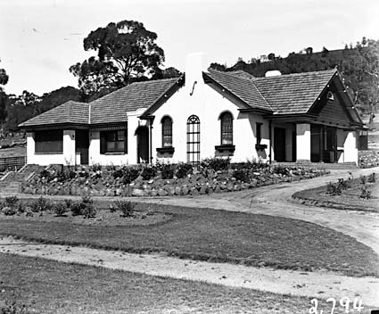 Oakley and Parkes house,18 Mugga Way, Red Hill,  built by John Deans