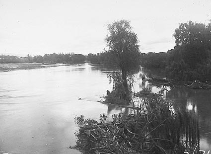  Molonglo River in flood looking west