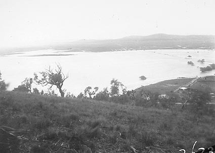  Molonglo River in flood from Mt. Pleasant looking to Kingston . Causway cottages in the centre