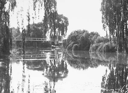 Foot bridge across the Molonglo River for Canberra golf course players
