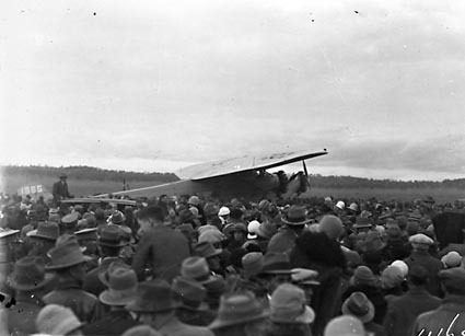  Kingsford Smith's Fokker Trimotor type FV111 B/3M aircraft, Southern Cross and crowd at the air force landing ground near Duntroon (now Fairburn)