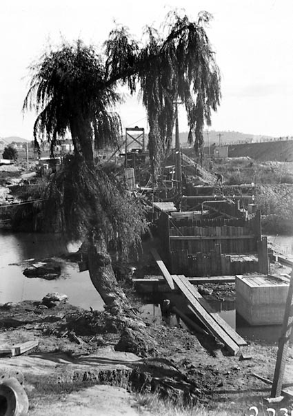 Construction of main outfall sewer , Molonglo River							