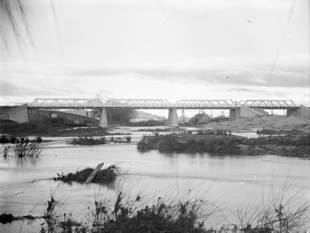 Commonwealth Avenue Bridge downstream from Molonglo River.