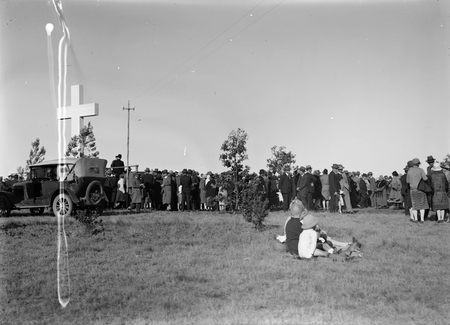 Royal Visit, May 1927. Crowd at Rottenbury Hill for dedication of site for the Anglican Cathedral.