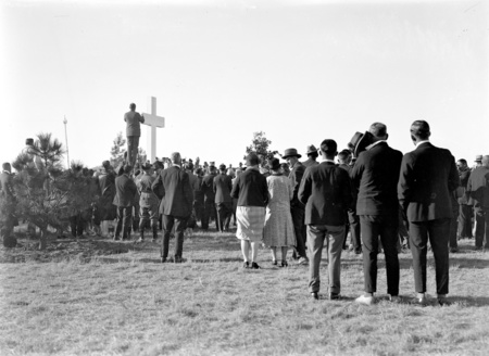 Royal Visit, May 1927. Part of crowd at the dedication ceremony for the site of St. Marks Anglican Cathedral on Rottenbury Hill.