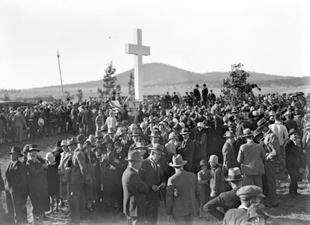 Royal Visit, May 1927. Part of crowd at the dedication ceremony for the site of St. Marks Anglican Cathedral on Rottenbury Hill.