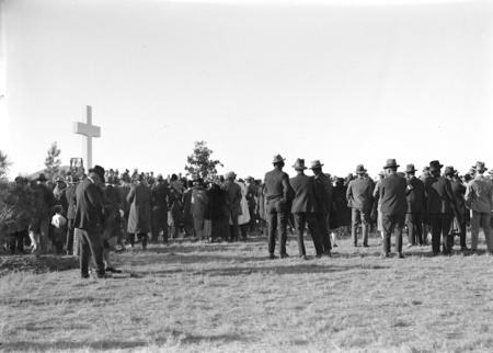 Royal Visit, May 1927. Part of crowd at the dedication ceremony for the site of St. Marks Anglican Cathedral on Rottenbury Hill.
