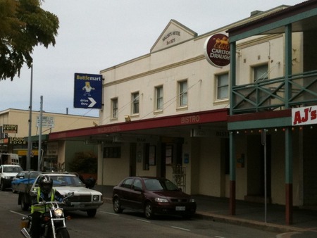 Walsh's Hotel - with no front verandah in 2011