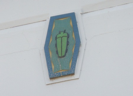 ... and this is the right hand one.  It's anybody's guess which one Mr. Mildenhall photographed.   I would need a cherry picker to rephotograph it from the same angle.  